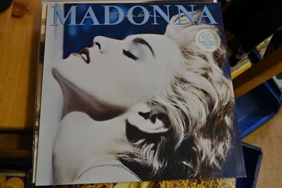 Tumnagel för auktion "Madonna – True Blue album i fint skick Sire – 925 442-1"