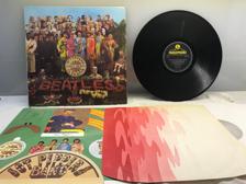 Tumnagel för auktion "Beatles ”SGT. Peppers lonely hearts club band” UK original med insert"