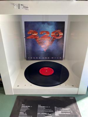 Tumnagel för auktion "Vinyl LP  - 220 VOLT - Young and wild - 1987"