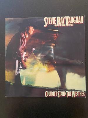 Tumnagel för auktion "Stevie Ray Vaughan and Double Trouble, ”Couldn’t Stand The Weather” från 1984."