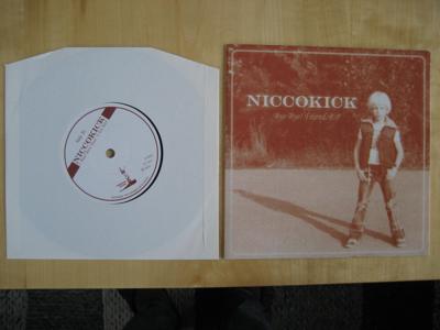 Tumnagel för auktion "Niccokick – Bye Bye! Friend. EP 7 vinyl NUMRERAD ENDAST 300 x"