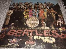 Tumnagel för auktion "The BEATLES-Sgt Pepers Lonely Hearts Club Band UK-67 original Slitet ex"