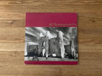 Tumnagel för auktion "U2 – The Unforgettable Fire LP 1985"