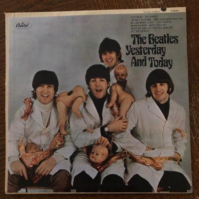 Tumnagel för auktion "BEATLES-Yesterday And Today  (LP, 1966, USA)  "Butcher cover"  senare utgåva???"