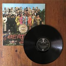 Tumnagel för auktion "The Beatles - Sgt Peppers Lonely Hearts Club Band LP"