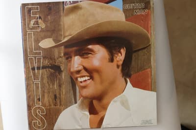 Tumnagel för auktion "Elvis: Guitar man"