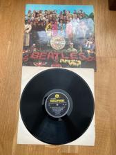 Tumnagel för auktion "The Beatles - Sgt. Pepper's Lonely Hearts Club Band (UK, 1967)"