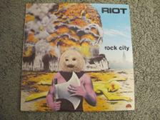 Tumnagel för auktion "Riot - Rock City vinyl från 1977"