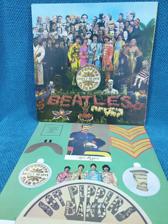 Tumnagel för auktion "THE BEATLES ( SGT. PEPPER'S LONELY HEARTS CLUB BAND ) "