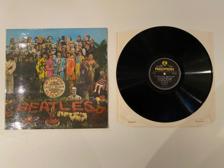 Tumnagel för auktion "The Beatles - Sgt Pepper’s Lonely Hearts Club Band UK 1 ST STEREO SNYGGT EX!!"