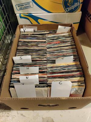 Tumnagel för auktion "1230 st VINYL SINGLAR - stor samling 70-tal 80 tal- samlarobjekt - disco pop"