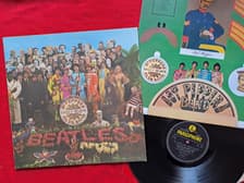 Tumnagel för auktion "BEATLES Sgt Peppers Lonely Hearts Club Band. LP+cutouts 1968 (stereo)"