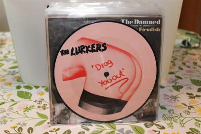 Tumnagel för auktion "The lurkers - Drag you out - Bildvinyl"