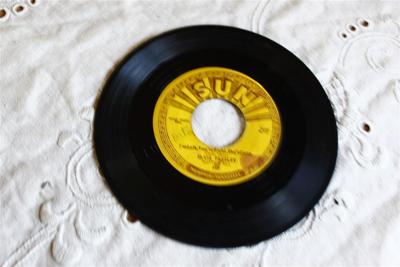 Tumnagel för auktion "Elvis Presley-Baby Let's Play House/I'm Left,You're Right,She's Gone Sun 217"