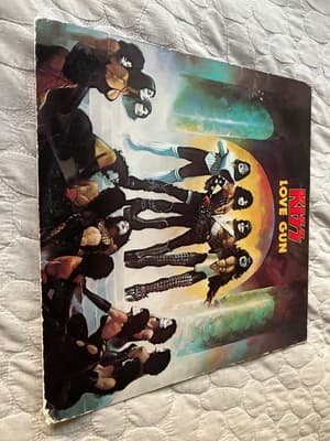 Tumnagel för auktion "Kiss ”Love gun” 1977 US original first press"