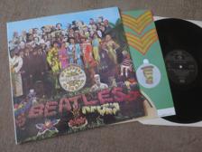 Tumnagel för auktion "THE BEATLES - SGT PEPPERS LONELY HEARTS CLUB BAND RE REM UK -88 w INSERT"