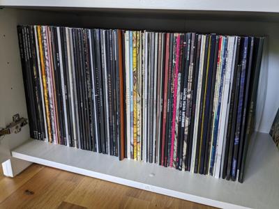 Tumnagel för auktion "Vinyl samling, metal, rock, medmera"