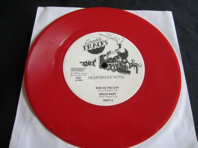 Tumnagel för auktion "Heartbreak Hotel Ride in the city/Hello Baby Rock red vinyl DÄFT-2 singel"
