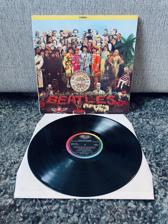 Tumnagel för auktion "The Beatles - Sgt. Pepper's Lonely Hearts Club Band LP STEREO GATEFOLD VINYL"