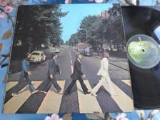 Tumnagel för auktion "3 X LP BEATLES - ABBEY ROAD U.K - Sgt Peppers lonely hearts club band  x 2 "