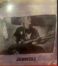 Tumnagel för auktion "Jannicke – Min Stil Punk, Power Pop, Hard Rock"