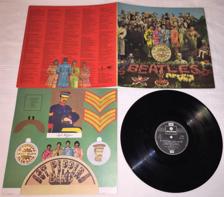 Tumnagel för auktion "The Beatles LP 1967 "Sgt.Peppers Lonely Hearts Club" UK PRESS MED KLIPPDOCKOR!"