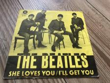 Tumnagel för auktion "THE BEATLES she loves you UDDA GUL FÄRG PARLOPHONE SVENSK PRESS 45"