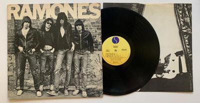 Tumnagel för auktion "** Ramones - S/T **"