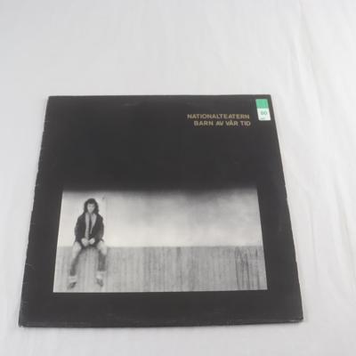 Tumnagel för auktion "Vinyl, Nationalteatern, Bar av vår tid"