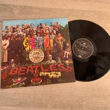 Tumnagel för auktion "The Beatles - Sgt. Pepper's Lonely Hearts Club Band - Parlophone - PCS 7027"