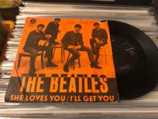 Tumnagel för auktion "THE BEATLES she loves you ORANGE OMSLAG SVENSK PRESS SVART LABEL parlophone 45"