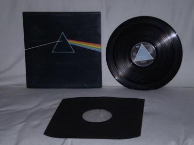 Tumnagel för auktion "Pink Floyd  -  Dark Side Of The Moon        UK ORIGINAL 1973   SOLID TRIANGEL   "