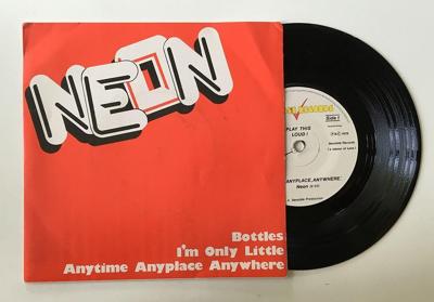 Tumnagel för auktion "Neon ”Anytime, Anyplace, Anywhere” 1978 KBD DIY EXC Debuten The Rezillos RARE"