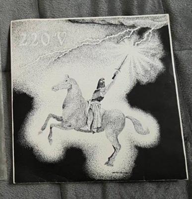 Tumnagel för auktion "220 Volt - Prisoner of War Sällsynt singel Limiterad utgåva: 405/500 Vinyl LP"