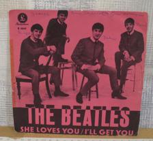 Tumnagel för auktion "THE BEATLES ::  SHE LOVES YOU       (7`) SWE Press"