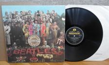 Tumnagel för auktion "THE BEATLES - SGT. LONELY HEARTS CLUB BAND. 1967. U.K. PRESS"