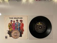 Tumnagel för auktion "The Beatles - SGT. Pepper's lonely hearts club band 7" vinylsingel FINT EX SWE"