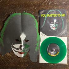 Tumnagel för auktion "KISS -  PETER CRISS - You Matter... 1978. Grön Vinyl Med MASK!! UK PYE Press! 7"