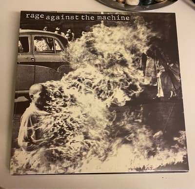 Tumnagel för auktion "Rage Against the Machine - s/t, NY INPLASTAD LP"