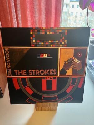 Tumnagel för auktion "The strokes "Room on fire" LP"