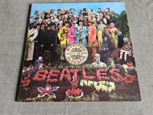 Tumnagel för auktion "The Beatles-Sgt. Peppers Lonely Hearts Club Band / Parlophone PCS 7009"