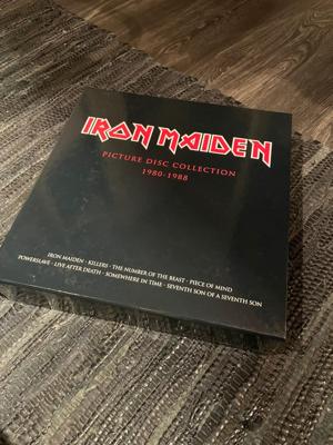 Tumnagel för auktion "Iron Maiden Picture Disc Collection 1980-1988 komplett Bildvinyl Nya inplastade."