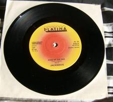 Tumnagel för auktion "JACKWAVE - KING OF THE SEA, 7&quot; 1986 PLATINA SVENSK HÅRDROCK"