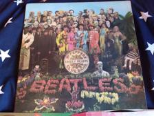 Tumnagel för auktion "Sgt Peppers Lonely Hearts Club Band UK MONO LP 1967 1ST PRESS+RED INNER+INSERT"