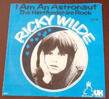 Tumnagel för auktion "SINGEL: RICKY WILDE - I AM AN ASTRONAUT / THE HERTFORDSHIRE ROCK - 1972"