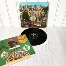 Tumnagel för auktion "The Beatles - Sgt. Peppers Lonely Hearts Club Band LP | UK original med klippark"