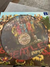 Tumnagel för auktion "Sgt. Pepper's Lonely Hearts Club Band Picture Disc"