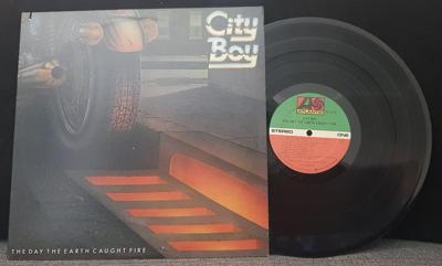 Tumnagel för auktion "City Boy – The Day The Earth Caught Fire RARE LP 1979 Printed Innerbag"