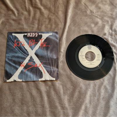 Tumnagel för auktion "Kiss - Let's put the x in sex / Calling Dr Love -1988"