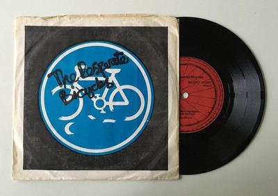 Tumnagel för auktion "Desperate Bicycles ”The Medium Was Tedium” 1977 VERY RARE DIY KBD"